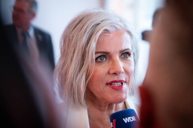 Verleihung des Staatspreis 2023 des Landes Nordrhein-Westfalen an die Bundeskanzlerin a.D. Aktuell, 16.05.2023, Koeln, Moderatorin Birgit Schrowange auf dem Roten Teppich zur Verleihung des Staatspreis 2023 des Landes Nordrhein-Westfalen an die Bundeskanzlerin a.D. in der Flora in Koeln Koeln Nordrhein-Westfalen Deutschland