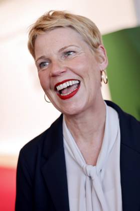 Komikerin Cordula Stratmann bei der Verleihung des Staatspreises des Landes NRW an Bundeskanzlerin a. D. Dr. Angela Merkel in der Flora. Köln, 16.05.2023 NRW Deutschland Copyright: xChristophxHardtx