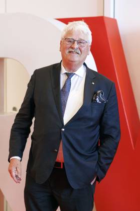 Politiker Elmar Brok (CDU) bei der Verleihung des Staatspreises des Landes NRW an Bundeskanzlerin a. D. Dr. Angela Merkel in der Flora. Köln, 16.05.2023 NRW Deutschland Copyright: xChristophxHardtx