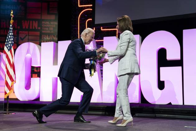 News Bilder des Tages May 16, 2023, Washington, District of Columbia, USA: United States President Joe Biden presents former Speaker of the US House of Representatives Nancy Pelosi (Democrat of California) a bouquet of flowers at the 2023 Emily™s List Gala at The Anthem in Washington on May 16, 2023 Washington USA - ZUMAs152 20230516_zaa_s152_184 Copyright: xSarahxSilbigerx-xPoolxviaxCNPx