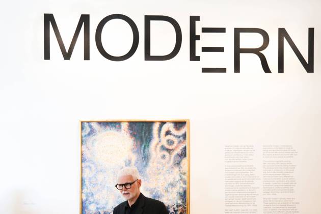 Bilder des Jahres 2023, Entertainment 05 Mai Entertainment Themen der Woche KW20 Entertainment Bilder des Tages AMSTERDAM - Director Rein Wolfs at the entrance during the exhibition Modern, in which the Stedelijk Museum shows more than 300 works by 200 artists and designers from approximately 20 movements. There are works by internationally renowned names such as Vincent van Gogh, Gerrit Rietveld and Fernand Leger. Work by lesser-known makers such as Suzanne Valadon, Germaine Krull and Christopher Dresser can also be viewed. ANP EVA PLEVIER netherlands out - belgium out Copyright: xx x469465413x originalFilename: 469465413
