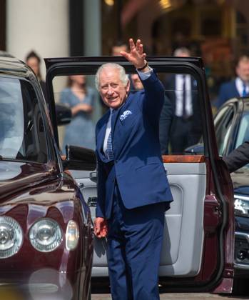 May 17, 2023, London, England, United Kingdom: King Charles III is seen in Covent Garden during a visit to St Paulâ€⠢s Church, Apple Market and Royal Opera House Arcade. London United Kingdom - ZUMAs262 20230517_zip_s262_003 Copyright: xTayfunxSalcix