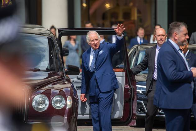 May 17, 2023, London, England, United Kingdom: King Charles III is seen in Covent Garden during a visit to St Paulâ€⠢s Church, Apple Market and Royal Opera House Arcade. London United Kingdom - ZUMAs262 20230517_zip_s262_008 Copyright: xTayfunxSalcix