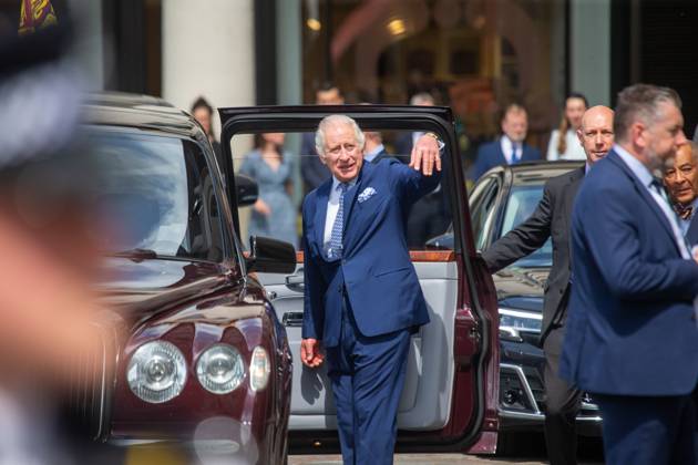 May 17, 2023, London, England, United Kingdom: King Charles III is seen in Covent Garden during a visit to St Paulâ€⠢s Church, Apple Market and Royal Opera House Arcade. London United Kingdom - ZUMAs262 20230517_zip_s262_009 Copyright: xTayfunxSalcix