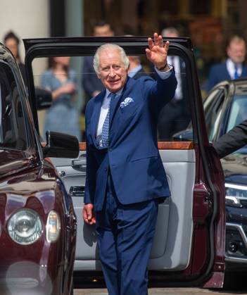 May 17, 2023, London, England, United Kingdom: King Charles III is seen in Covent Garden during a visit to St Paulâ€⠢s Church, Apple Market and Royal Opera House Arcade. London United Kingdom - ZUMAs262 20230517_zip_s262_011 Copyright: xTayfunxSalcix