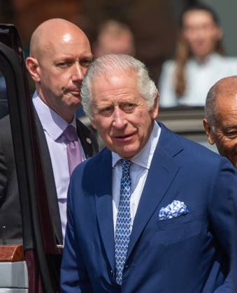 May 17, 2023, London, England, United Kingdom: King CHARLES III is seen in Covent Garden during a visit to St Paulâ€⠢s Church, Apple Market and Royal Opera House Arcade. London United Kingdom - ZUMAs262 20230517_zip_s262_026 Copyright: xTayfunxSalcix
