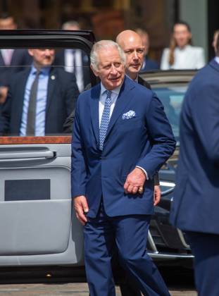 May 17, 2023, London, England, United Kingdom: King CHARLES III is seen in Covent Garden during a visit to St Paulâ€⠢s Church, Apple Market and Royal Opera House Arcade. London United Kingdom - ZUMAs262 20230517_zip_s262_028 Copyright: xTayfunxSalcix