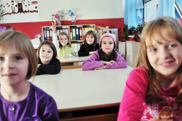 happy young teacher woman at elementrary school teaching and giving leassons to group of young smart children Copyright: xBenisxArapovicx xDesignxPicsx , 31161952 Copyright: BenisxArapovicx xDesignxPics 31161952