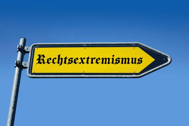 Wegweiser mit Rechtsextremismus Wegweiser mit Rechtsextremismus, 18.05.2023, Borkwalde, Brandenburg, In einem Wegweiser steht der Schriftzug Rechtsextremismus.