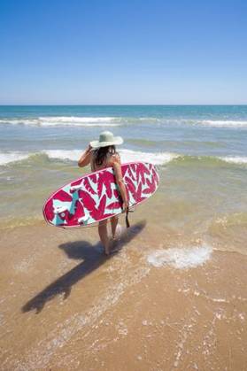 RECORD DATE NOT STATED A Hispanic woman wearing swimwear while holding a surfboard on the beach *** einer hispanisch Frau wearing Badekleidung wärend haltend einer Surfbrett am der Strand 6936234 ,model released, Symbolfoto