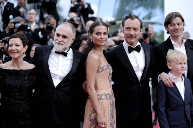 Bilder des Jahres 2023, Entertainment 05 Mai Entertainment Themen der Woche KW20 Entertainment Bilder des Tages Gabrielle Tana, Karim Ainouz, Alicia Vikander, Jude Law, Gast und Sam Riley bei der Premiere des Kinofilms Firebrand auf dem Festival de Cannes 2023 76. Internationale Filmfestspiele von Cannes im Palais des Festivals. Cannes, 21.05.2023