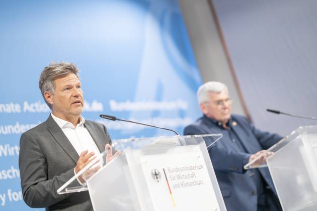 Pressestatement Energiestrompreis im Bundeswirtschaftsministerium Jörg Hofmann, Erster Vorsitzender Gewerkschaft IG Metall, mit Robert Habeck, Bundeswirtschaftsminister (links);Pressestatement Energiestrompreis im Bundeswirtschaftsministerium Jörg Hofmann, Erster Vorsitzender Gewerkschaft IG Metall, mit Robert Habeck, Bundeswirtschaftsminister (links), Berlin Berlin Deutschland BMWK