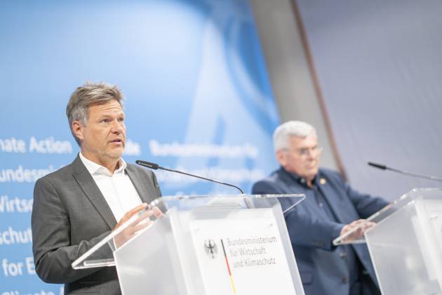 Pressestatement Energiestrompreis im Bundeswirtschaftsministerium Jörg Hofmann, Erster Vorsitzender Gewerkschaft IG Metall, mit Robert Habeck, Bundeswirtschaftsminister (links);Pressestatement Energiestrompreis im Bundeswirtschaftsministerium Jörg Hofmann, Erster Vorsitzender Gewerkschaft IG Metall, mit Robert Habeck, Bundeswirtschaftsminister (links), Berlin Berlin Deutschland BMWK