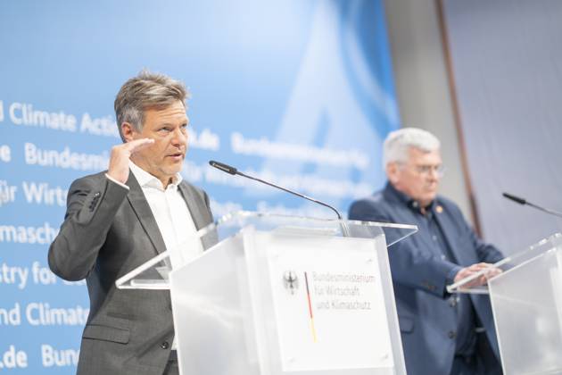 News Bilder des Tages Pressestatement Energiestrompreis im Bundeswirtschaftsministerium Jörg Hofmann, Erster Vorsitzender Gewerkschaft IG Metall, mit Robert Habeck, Bundeswirtschaftsminister (links);Pressestatement Energiestrompreis im Bundeswirtschaftsministerium Jörg Hofmann, Erster Vorsitzender Gewerkschaft IG Metall, mit Robert Habeck, Bundeswirtschaftsminister (links), Berlin Berlin Deutschland BMWK