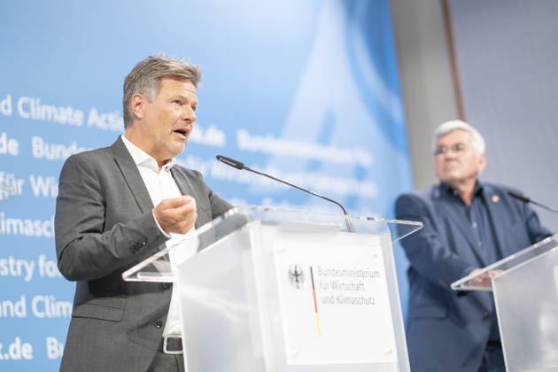 Pressestatement Energiestrompreis im Bundeswirtschaftsministerium Jörg Hofmann, Erster Vorsitzender Gewerkschaft IG Metall, mit Robert Habeck, Bundeswirtschaftsminister (links);Pressestatement Energiestrompreis im Bundeswirtschaftsministerium Jörg Hofmann, Erster Vorsitzender Gewerkschaft IG Metall, mit Robert Habeck, Bundeswirtschaftsminister (links), Berlin Berlin Deutschland BMWK