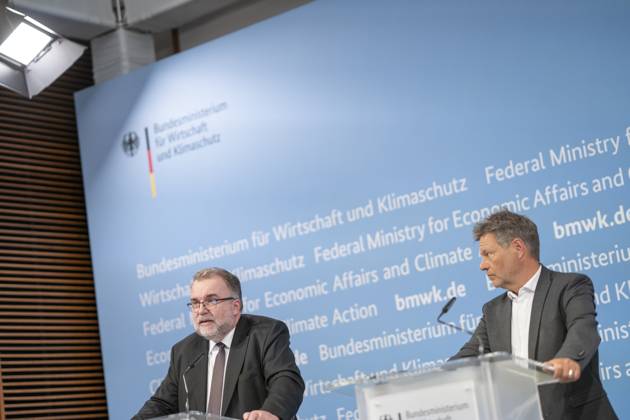 Pressestatement Energiestrompreis im Bundeswirtschaftsministerium Prof. Dr.-Ing. Siegfried Russwurm, Präsident Bundesverband der Deutschen Industrie BDI, mit Robert Habeck, Bundeswirtschaftsminister (rechts);Pressestatement Energiestrompreis im Bundeswirtschaftsministerium Prof. Dr.-Ing. Siegfried Russwurm, Präsident Bundesverband der Deutschen Industrie BDI, mit Robert Habeck, Bundeswirtschaftsminister (rechts), Berlin Berlin Deutschland BMWK