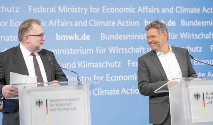 Pressestatement Energiestrompreis im Bundeswirtschaftsministerium Prof. Dr.-Ing. Siegfried Russwurm, Präsident Bundesverband der Deutschen Industrie BDI, mit Robert Habeck, Bundeswirtschaftsminister (rechts);Pressestatement Energiestrompreis im Bundeswirtschaftsministerium Prof. Dr.-Ing. Siegfried Russwurm, Präsident Bundesverband der Deutschen Industrie BDI, mit Robert Habeck, Bundeswirtschaftsminister (rechts), Berlin Berlin Deutschland BMWK