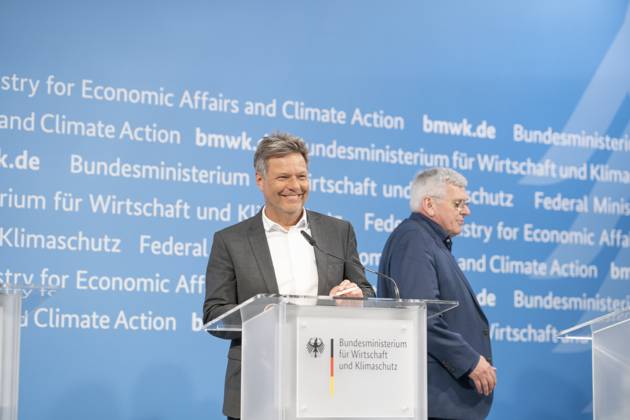 Pressestatement Energiestrompreis im Bundeswirtschaftsministerium Jörg Hofmann, Erster Vorsitzender Gewerkschaft IG Metall, mit Robert Habeck, Bundeswirtschaftsminister (links);Pressestatement Energiestrompreis im Bundeswirtschaftsministerium Jörg Hofmann, Erster Vorsitzender Gewerkschaft IG Metall, mit Robert Habeck, Bundeswirtschaftsminister (links), Berlin Berlin Deutschland BMWK