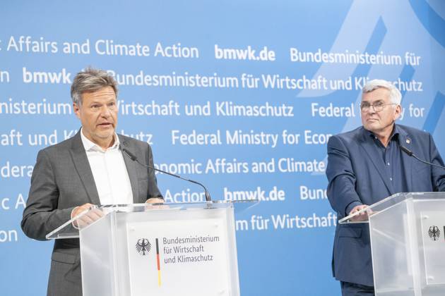 Pressestatement Energiestrompreis im Bundeswirtschaftsministerium Jörg Hofmann, Erster Vorsitzender Gewerkschaft IG Metall, mit Robert Habeck, Bundeswirtschaftsminister (links);Pressestatement Energiestrompreis im Bundeswirtschaftsministerium Jörg Hofmann, Erster Vorsitzender Gewerkschaft IG Metall, mit Robert Habeck, Bundeswirtschaftsminister (links), Berlin Berlin Deutschland BMWK