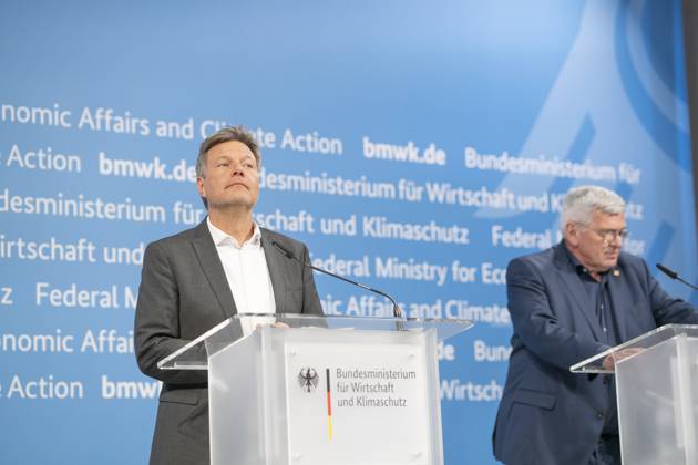 Pressestatement Energiestrompreis im Bundeswirtschaftsministerium Jörg Hofmann, Erster Vorsitzender Gewerkschaft IG Metall, mit Robert Habeck, Bundeswirtschaftsminister (links);Pressestatement Energiestrompreis im Bundeswirtschaftsministerium Jörg Hofmann, Erster Vorsitzender Gewerkschaft IG Metall, mit Robert Habeck, Bundeswirtschaftsminister (links), Berlin Berlin Deutschland BMWK