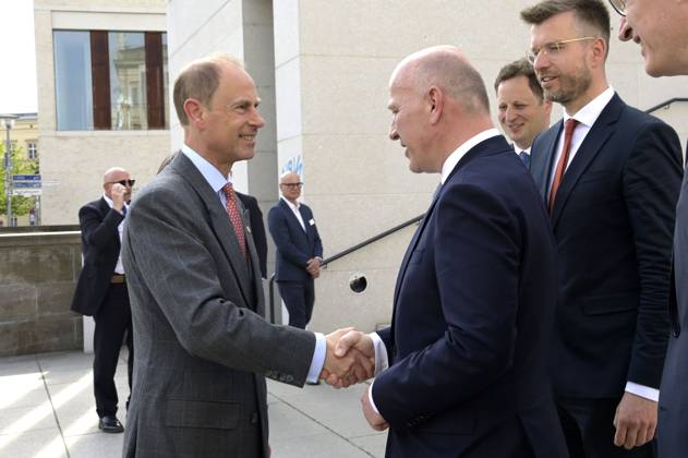 Prinz Edward und Kai Wegner bei der Eintragung ins Goldene Buch von Berlin und der Verleihung des The Duke of Edinburgh™s International Award in Deutschland in der James-Simon-Galerie. Berlin, 22.05.2023