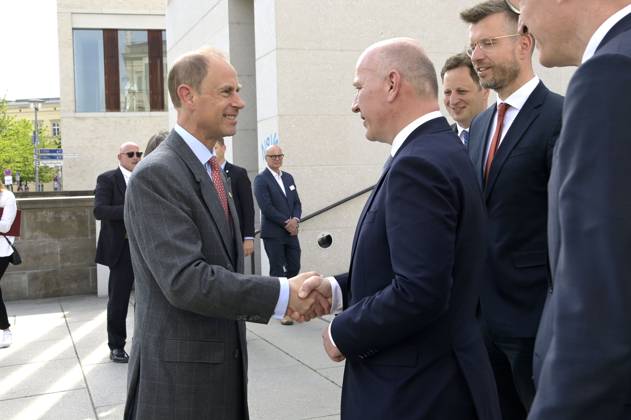 Prinz Edward und Kai Wegner bei der Eintragung ins Goldene Buch von Berlin und der Verleihung des The Duke of Edinburgh™s International Award in Deutschland in der James-Simon-Galerie. Berlin, 22.05.2023