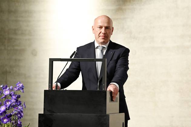 Kai Wegner bei der Eintragung von Prinz Edward ins Goldene Buch von Berlin und der Verleihung des The Duke of Edinburgh™s International Award in Deutschland in der James-Simon-Galerie. Berlin, 22.05.2023
