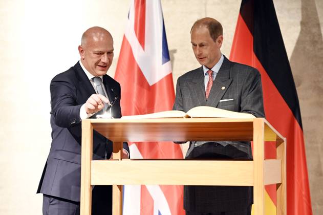 Kai Wegner und Prinz Edward bei der Eintragung ins Goldene Buch von Berlin und der Verleihung des The Duke of Edinburgh™s International Award in Deutschland in der James-Simon-Galerie. Berlin, 22.05.2023
