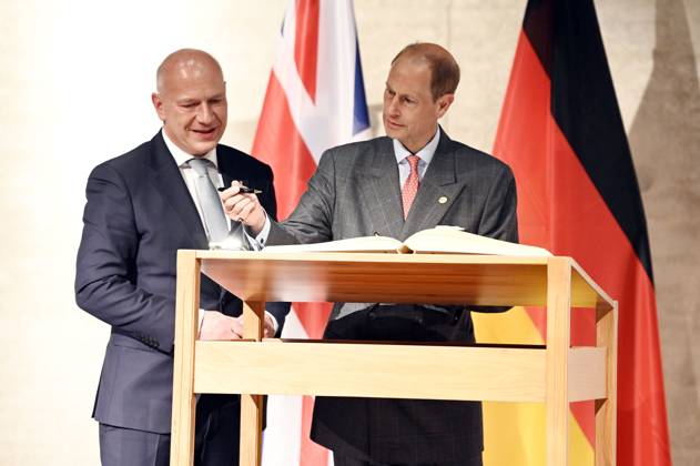 News Bilder des Tages Kai Wegner und Prinz Edward bei der Eintragung ins Goldene Buch von Berlin und der Verleihung des The Duke of Edinburgh™s International Award in Deutschland in der James-Simon-Galerie. Berlin, 22.05.2023