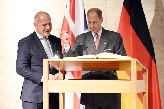 Kai Wegner und Prinz Edward bei der Eintragung ins Goldene Buch von Berlin und der Verleihung des The Duke of Edinburgh™s International Award in Deutschland in der James-Simon-Galerie. Berlin, 22.05.2023