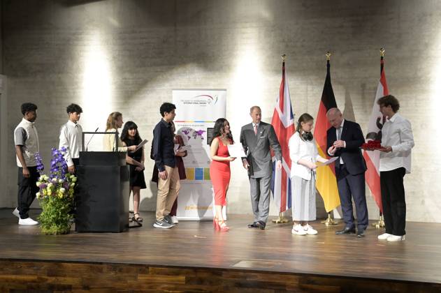 Prinz Edward und Kai Wegner bei der Eintragung ins Goldene Buch von Berlin und der Verleihung des The Duke of Edinburgh™s International Award in Deutschland in der James-Simon-Galerie. Berlin, 22.05.2023