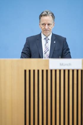 Bundespressekonferenz in Berlin - Vorstellung der Zahlen kindlicher Gewaltopfer Auswertung der Polizeilichen Kriminalstatistik 2022 - Holger Münch, Präsident Bundeskriminalamt BKA;Bundespressekonferenz in Berlin - Vorstellung der Zahlen kindlicher Gewaltopfer Auswertung der Polizeilichen Kriminalstatistik 2022 - Holger Münch, Präsident Bundeskriminalamt BKA, Berlin Berlin Deutschland Haus der Bundespressekonferenz