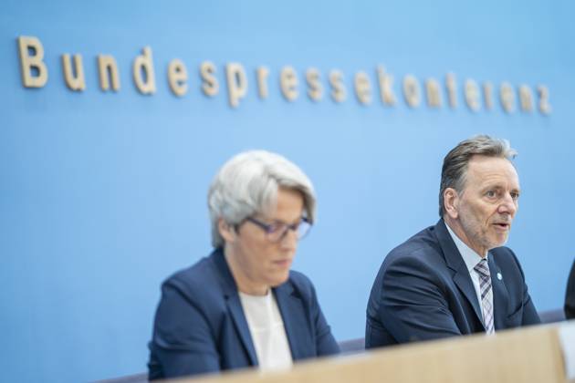 Bundespressekonferenz in Berlin - Vorstellung der Zahlen kindlicher Gewaltopfer Auswertung der Polizeilichen Kriminalstatistik 2022 - Kerstin Claus, Unabhängige Beauftragte für Fragen des sexuellen Kindesmissbrauchs UBSKM mit Holger Münch, Präsident Bundeskriminalamt BKA;Bundespressekonferenz in Berlin - Vorstellung der Zahlen kindlicher Gewaltopfer Auswertung der Polizeilichen Kriminalstatistik 2022 - Kerstin Claus, Unabhängige Beauftragte für Fragen des sexuellen Kindesmissbrauchs UBSKM mit Holger Münch, Präside, Berlin Berlin Deutschland Haus der Bundespressekonferenz