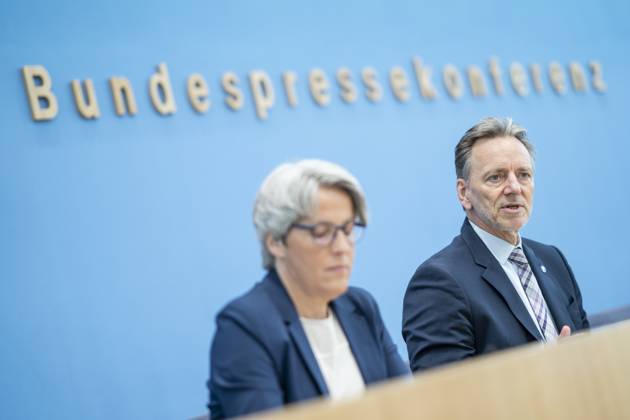 Bundespressekonferenz in Berlin - Vorstellung der Zahlen kindlicher Gewaltopfer Auswertung der Polizeilichen Kriminalstatistik 2022 - Kerstin Claus, Unabhängige Beauftragte für Fragen des sexuellen Kindesmissbrauchs UBSKM mit Holger Münch, Präsident Bundeskriminalamt BKA;Bundespressekonferenz in Berlin - Vorstellung der Zahlen kindlicher Gewaltopfer Auswertung der Polizeilichen Kriminalstatistik 2022 - Kerstin Claus, Unabhängige Beauftragte für Fragen des sexuellen Kindesmissbrauchs UBSKM mit Holger Münch, Präside, Berlin Berlin Deutschland Haus der Bundespressekonferenz