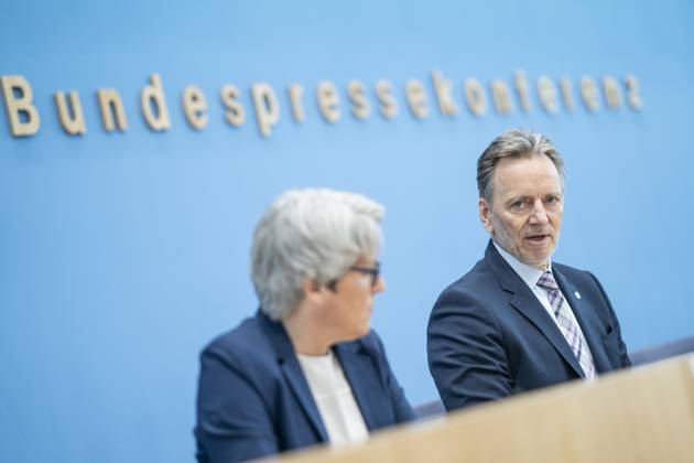 Bundespressekonferenz in Berlin - Vorstellung der Zahlen kindlicher Gewaltopfer Auswertung der Polizeilichen Kriminalstatistik 2022 - Kerstin Claus, Unabhängige Beauftragte für Fragen des sexuellen Kindesmissbrauchs UBSKM mit Holger Münch, Präsident Bundeskriminalamt BKA;Bundespressekonferenz in Berlin - Vorstellung der Zahlen kindlicher Gewaltopfer Auswertung der Polizeilichen Kriminalstatistik 2022 - Kerstin Claus, Unabhängige Beauftragte für Fragen des sexuellen Kindesmissbrauchs UBSKM mit Holger Münch, Präside, Berlin Berlin Deutschland Haus der Bundespressekonferenz