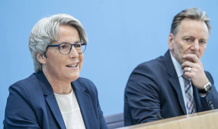 Bundespressekonferenz in Berlin - Vorstellung der Zahlen kindlicher Gewaltopfer Auswertung der Polizeilichen Kriminalstatistik 2022 - Kerstin Claus, Unabhängige Beauftragte für Fragen des sexuellen Kindesmissbrauchs UBSKM mit Holger Münch, Präsident Bundeskriminalamt BKA;Bundespressekonferenz in Berlin - Vorstellung der Zahlen kindlicher Gewaltopfer Auswertung der Polizeilichen Kriminalstatistik 2022 - Kerstin Claus, Unabhängige Beauftragte für Fragen des sexuellen Kindesmissbrauchs UBSKM mit Holger Münch, Präside, Berlin Berlin Deutschland Haus der Bundespressekonferenz