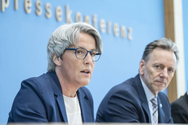 Bundespressekonferenz in Berlin - Vorstellung der Zahlen kindlicher Gewaltopfer Auswertung der Polizeilichen Kriminalstatistik 2022 - Kerstin Claus, Unabhängige Beauftragte für Fragen des sexuellen Kindesmissbrauchs UBSKM mit Holger Münch, Präsident Bundeskriminalamt BKA;Bundespressekonferenz in Berlin - Vorstellung der Zahlen kindlicher Gewaltopfer Auswertung der Polizeilichen Kriminalstatistik 2022 - Kerstin Claus, Unabhängige Beauftragte für Fragen des sexuellen Kindesmissbrauchs UBSKM mit Holger Münch, Präside, Berlin Berlin Deutschland Haus der Bundespressekonferenz