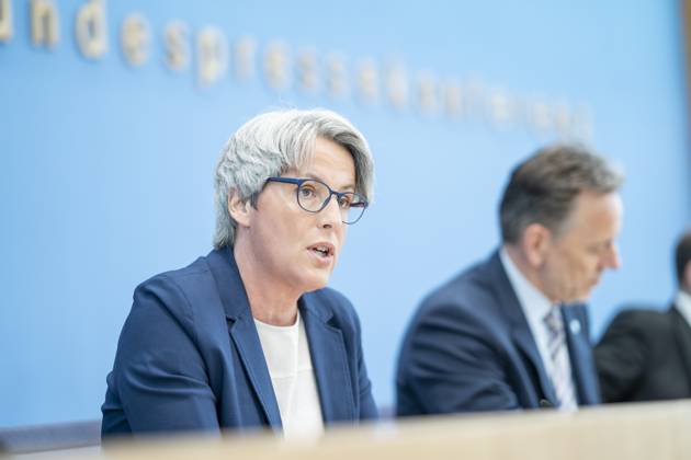 Bundespressekonferenz in Berlin - Vorstellung der Zahlen kindlicher Gewaltopfer Auswertung der Polizeilichen Kriminalstatistik 2022 - Kerstin Claus, Unabhängige Beauftragte für Fragen des sexuellen Kindesmissbrauchs UBSKM mit Holger Münch, Präsident Bundeskriminalamt BKA;Bundespressekonferenz in Berlin - Vorstellung der Zahlen kindlicher Gewaltopfer Auswertung der Polizeilichen Kriminalstatistik 2022 - Kerstin Claus, Unabhängige Beauftragte für Fragen des sexuellen Kindesmissbrauchs UBSKM mit Holger Münch, Präside, Berlin Berlin Deutschland Haus der Bundespressekonferenz