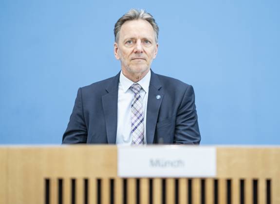 Bundespressekonferenz in Berlin - Vorstellung der Zahlen kindlicher Gewaltopfer Auswertung der Polizeilichen Kriminalstatistik 2022 - Holger Münch, Präsident Bundeskriminalamt BKA;Bundespressekonferenz in Berlin - Vorstellung der Zahlen kindlicher Gewaltopfer Auswertung der Polizeilichen Kriminalstatistik 2022 - Holger Münch, Präsident Bundeskriminalamt BKA, Berlin Berlin Deutschland Haus der Bundespressekonferenz