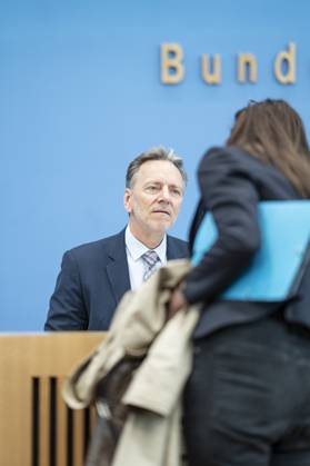 Bundespressekonferenz in Berlin - Vorstellung der Zahlen kindlicher Gewaltopfer Auswertung der Polizeilichen Kriminalstatistik 2022 - Holger Münch, Präsident Bundeskriminalamt BKA;Bundespressekonferenz in Berlin - Vorstellung der Zahlen kindlicher Gewaltopfer Auswertung der Polizeilichen Kriminalstatistik 2022 - Holger Münch, Präsident Bundeskriminalamt BKA, Berlin Berlin Deutschland Haus der Bundespressekonferenz