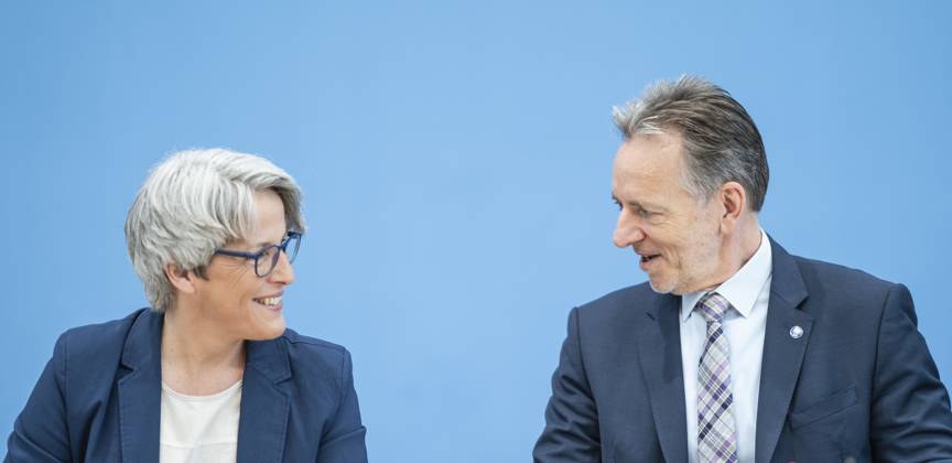 Bundespressekonferenz in Berlin - Vorstellung der Zahlen kindlicher Gewaltopfer Auswertung der Polizeilichen Kriminalstatistik 2022 - Kerstin Claus, Unabhängige Beauftragte für Fragen des sexuellen Kindesmissbrauchs UBSKM mit Holger Münch, Präsident Bundeskriminalamt BKA;Bundespressekonferenz in Berlin - Vorstellung der Zahlen kindlicher Gewaltopfer Auswertung der Polizeilichen Kriminalstatistik 2022 - Kerstin Claus, Unabhängige Beauftragte für Fragen des sexuellen Kindesmissbrauchs UBSKM mit Holger Münch, Präside, Berlin Berlin Deutschland Haus der Bundespressekonferenz