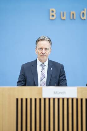 Bundespressekonferenz in Berlin - Vorstellung der Zahlen kindlicher Gewaltopfer Auswertung der Polizeilichen Kriminalstatistik 2022 - Holger Münch, Präsident Bundeskriminalamt BKA;Bundespressekonferenz in Berlin - Vorstellung der Zahlen kindlicher Gewaltopfer Auswertung der Polizeilichen Kriminalstatistik 2022 - Holger Münch, Präsident Bundeskriminalamt BKA, Berlin Berlin Deutschland Haus der Bundespressekonferenz