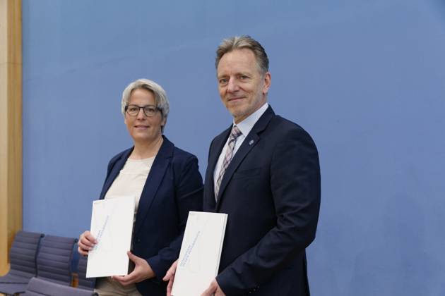 Zahlen kindlicher Gewaltopfer vorgestellt 2023-05-23 - Deutschland, Berlin - Bundespressekonferenz: Vorstellung der Zahlen kindlicher Gewaltopfer - Auswertung der Polizeilichen Kriminalstatistik 2022. Im Bild Kerstin Claus, Unabhängige Beauftragte für Fragen des sexuellen Kindesmissbrauchs (UBSKM), und Holger Münch, Präsident des Bundeskriminalamts (BKA).