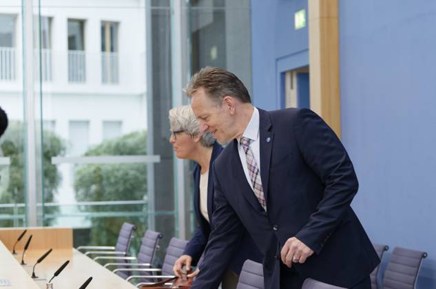 Zahlen kindlicher Gewaltopfer vorgestellt 2023-05-23 - Deutschland, Berlin - Bundespressekonferenz: Vorstellung der Zahlen kindlicher Gewaltopfer - Auswertung der Polizeilichen Kriminalstatistik 2022. Im Bild Kerstin Claus, Unabhängige Beauftragte für Fragen des sexuellen Kindesmissbrauchs (UBSKM), und Holger Münch, Präsident des Bundeskriminalamts (BKA).