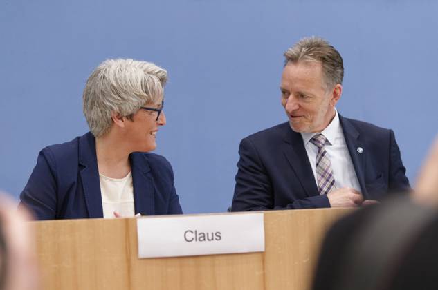 Zahlen kindlicher Gewaltopfer vorgestellt 2023-05-23 - Deutschland, Berlin - Bundespressekonferenz: Vorstellung der Zahlen kindlicher Gewaltopfer - Auswertung der Polizeilichen Kriminalstatistik 2022. Im Bild Kerstin Claus, Unabhängige Beauftragte für Fragen des sexuellen Kindesmissbrauchs (UBSKM), und Holger Münch, Präsident des Bundeskriminalamts (BKA).