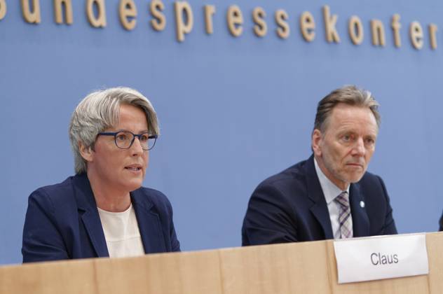 Zahlen kindlicher Gewaltopfer vorgestellt 2023-05-23 - Deutschland, Berlin - Bundespressekonferenz: Vorstellung der Zahlen kindlicher Gewaltopfer - Auswertung der Polizeilichen Kriminalstatistik 2022. Im Bild Kerstin Claus, Unabhängige Beauftragte für Fragen des sexuellen Kindesmissbrauchs (UBSKM), und Holger Münch, Präsident des Bundeskriminalamts (BKA).