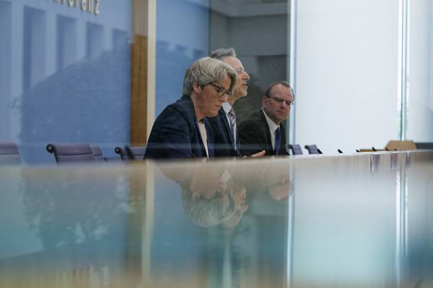 Zahlen kindlicher Gewaltopfer vorgestellt 2023-05-23 - Deutschland, Berlin - Bundespressekonferenz: Vorstellung der Zahlen kindlicher Gewaltopfer - Auswertung der Polizeilichen Kriminalstatistik 2022. Im Bild Kerstin Claus, Unabhängige Beauftragte für Fragen des sexuellen Kindesmissbrauchs (UBSKM), und Holger Münch, Präsident des Bundeskriminalamts (BKA).