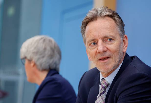 Kerstin Claus, Unabhängige Beauftragte für Fragen des sexuellen Kindesmissbrauchs (UBSKM), Holger Münch, Präsident des Bundeskriminalamtes (BKA), Deutschland, Berlin, Bundespressekonferenz, Thema: Vorstellung der Zahlen kindlicher Gewaltopfer – Auswertung der Polizeilichen Kriminalstatistik 2022