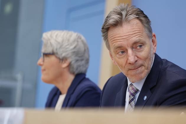 Kerstin Claus, Unabhängige Beauftragte für Fragen des sexuellen Kindesmissbrauchs (UBSKM), Holger Münch, Präsident des Bundeskriminalamtes (BKA), Deutschland, Berlin, Bundespressekonferenz, Thema: Vorstellung der Zahlen kindlicher Gewaltopfer – Auswertung der Polizeilichen Kriminalstatistik 2022
