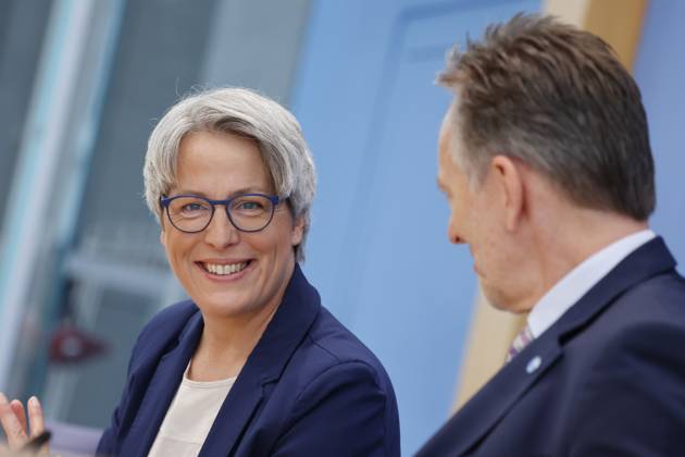 Kerstin Claus, Unabhängige Beauftragte für Fragen des sexuellen Kindesmissbrauchs (UBSKM), Holger Münch, Präsident des Bundeskriminalamtes (BKA), Deutschland, Berlin, Bundespressekonferenz, Thema: Vorstellung der Zahlen kindlicher Gewaltopfer – Auswertung der Polizeilichen Kriminalstatistik 2022